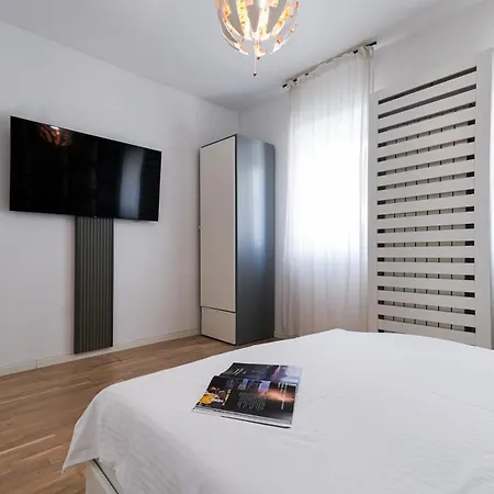 Maria - Modern With Parking And Workspace Apartment *