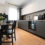 Maria - Modern With Parking And Workspace