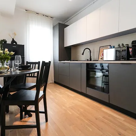 Maria - Modern With Parking And Workspace