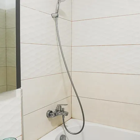 Maria - Modern With Parking And Workspace