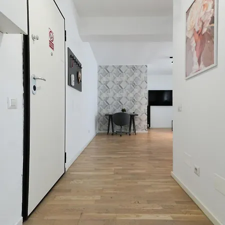 Maria - Modern With Parking And Workspace Apartment