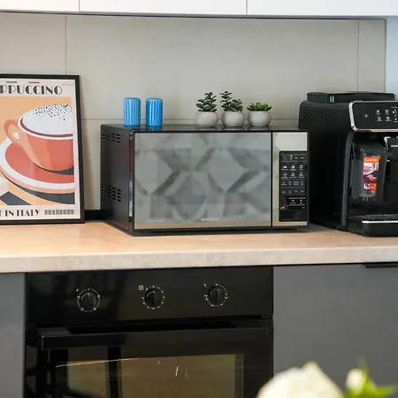 Maria - Modern With Parking And Workspace