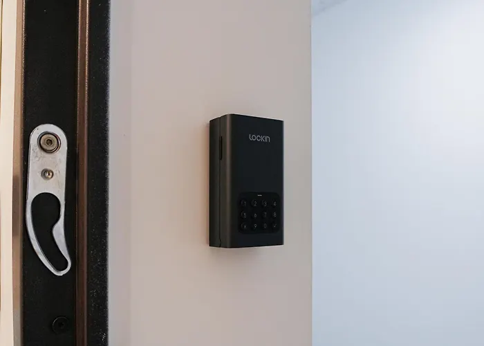 Maria - Modern With Parking And Workspace